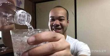 外国网红挑战风油精